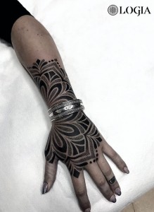 tatuaje-antebrazo-mano-ornamental-andrea-scollo 